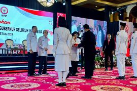 Megawati menyerahkan duplikat Bendera Pusaka Merah Putih kepada Gubernur DIY