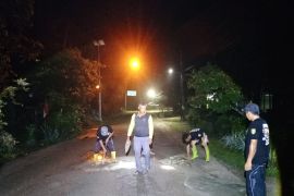 UPBS Desa Nawin swadaya atasi jalan berlubang