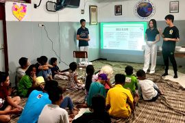 Tiga pelajar Surabaya buat aplikasi pengelola sampah "Track Eco"