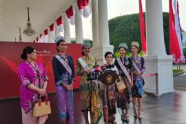 Jokowi menerima Miss Supranational asal Garut Harashta Haifa