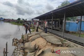 Jalan Desa Paminggir Alami Penurunan Hingga Sepanjang Puluhan Meter