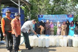 BPBD Jatim bantu pasokan air bersih dan logistik bagi warga Mojokerto