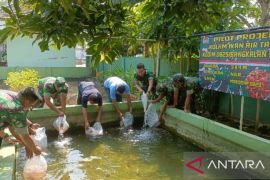 Pemprov Jatim berikan bantuan untuk pembudidaya ikan air tawar di Bangkalan