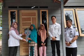 Dua warga Kelurahan Hikun Tabalong terima bantuan rutilahu