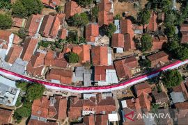 Meriahkan HUT ke-79 RI, warga Kampung Panggilingan bentangkan merah putih sepanjang satu kilometer