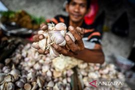 Harga komoditas bawang putih tembus Rp44.880 per kg dan minyak Rp20.220 per kg