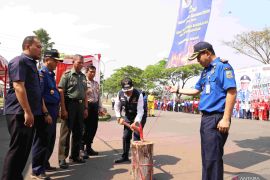 55 regu pemadam dari perusahaan di Bekasi adu tangkas padamkan api