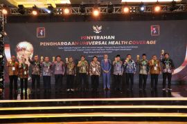 Pemprov dan pemkab/pemkot di Maluku terima penghargaan pencapaian UHC dari Wapres Ma'ruf Amin