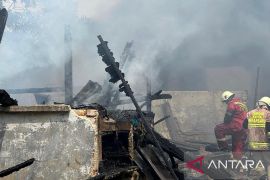 Lima rumah di Pekanbaru hangus terbakar, api dipadamkan dalam 15 menit