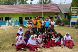 Kehadiran Satgas TMMD ke-121 Kodim 0413/Bangka disambut gembira anak-anak SDN 1 Namang