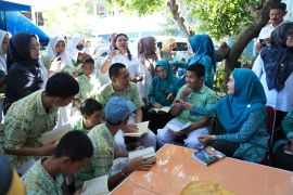 PKK 'Goes to School' Sulsel serahkan bantuan dan edukasi pelajar di Makassar