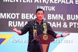 Serahkan sertifikat tanah elektronik di Bekasi, AHY apresiasi kolaborasi kantor pertanahan dengan pemkot