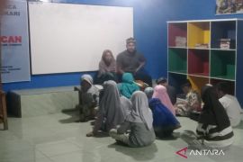 Polres Bangka Barat bantu sanggar belajar anak pesisir