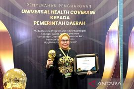 Bupati Bone Bolango terima penghargaan UHC 2024
