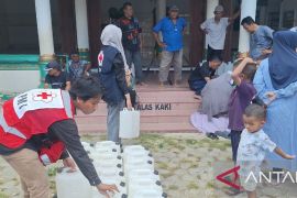 PMI salurkan 342 jerigen di daerah kekeringan Aceh Besar