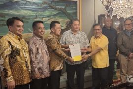 Airlangga serahkan rekomendasi ke Ansar-Nyanyang untuk Pilkada Kepri