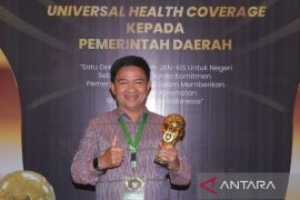Pj Gubernur NTB terima penghargaan UHC Award 2024 dari Kementerian PMK