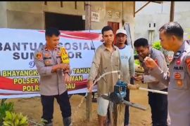 Polsek Nanga Taman salurkan bantuan sumur bor Desa Nanga Kiungkang