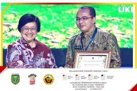 Pj Wali Kota Madiun terima penghargaan Pembina Proklim 2024 dari KLHK