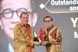 Menkumham Yasonna terima penghargaan CNN Indonesia Awards