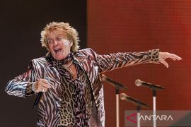 Rod Stewart tunda dua konser lagi akibat positif COVID-19
