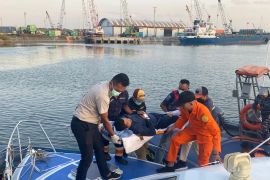 Tim SAR Gabungan evakuasi ABK kapal Ile De Re yang sakit di perairan Belitung Timur