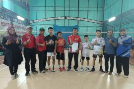 Ganda putra dan putri cabang bulutangkis asal Pasbar juara diajang Porsadin tingkat Sumbar