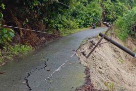 Badan jalan longsor akibat hujan lebat di Simeulue