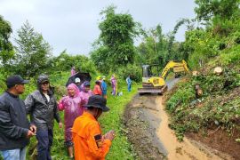 Pemkot Payakumbuh gerak cepat bersihkan material longsor