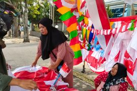 Pedagang bendera ramaikan Jalan Sudirman Pekanbaru jelang HUT RI
