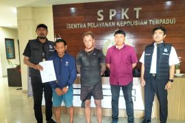 Polsek Kuta Selatan serahkan warga Rusia yang onar ke Imigrasi