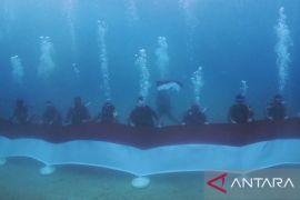 Personel Polresta Sorong kibarkan Merah Putih di kedalaman laut 10 meter