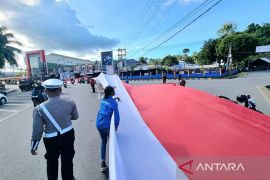 Pembentangan bendera sepanjang 12,77 kilometer di Manokwari raih rekor MURI