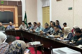 Pj Walikota Jasman rapat bersama provinsi untuk percepatan penanganan sampah