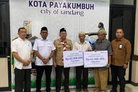 Pj Walikota Payakumbuh serahkan santunan kematian BPJS Ketenagakerjaan