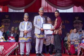 Bupati Banjar serahkan penghargaan usai upacara peringatan harjad