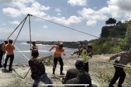 Basarnas Bali evakuasi jenasah warga Amerika di Pantai Beringin