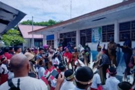 Disdik Supiori lengkapi perpustakaan SDN Kecil di pulau terluar Mapia