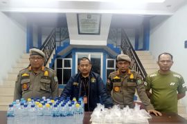 Satpol PP Belitung amankan puluhan botol dan kampil minuman keras arak