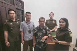 Perdana, Kejari Inhu pasang gelang detektor pada tahanan kota