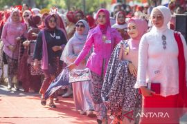 Parade Kebaya Merah Putih