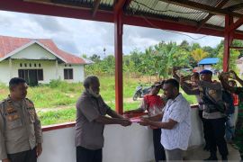 Polres Sorsel bagikan 1.500 lembar bendera merah putih