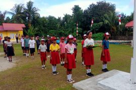 Brimob Polda Maluku  latih siswa di Negeri Kariuw jadi Paskibra