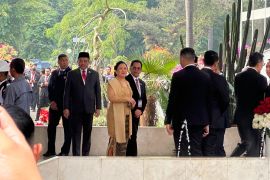Ketua DPR tiba di parlemen gunakan kebaya  emas untuk Sidang Tahunan