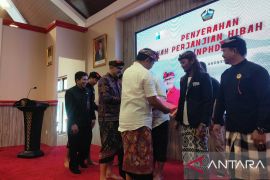 Bupati Bangli serahkan perjanjian hibah pemda ke lembaga adat