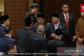 Prabowo dampingi Presiden Jokowi bersalaman dengan tamu undangan Sidang Tahunan