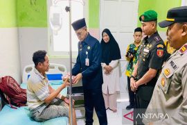 Kotabaru Secretary visits hospital to mark Independence Day