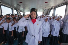 Upacara HUT ke-79 RI di kapal feri