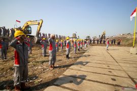 Upacara HUT RI di TPA Jabon Sidoarjo