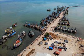 Foto udara nelayan libur melaut di hari kemerdekaan RI